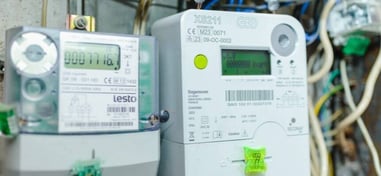 Contador digital de electricidad instalado en un cuadro eléctrico.
