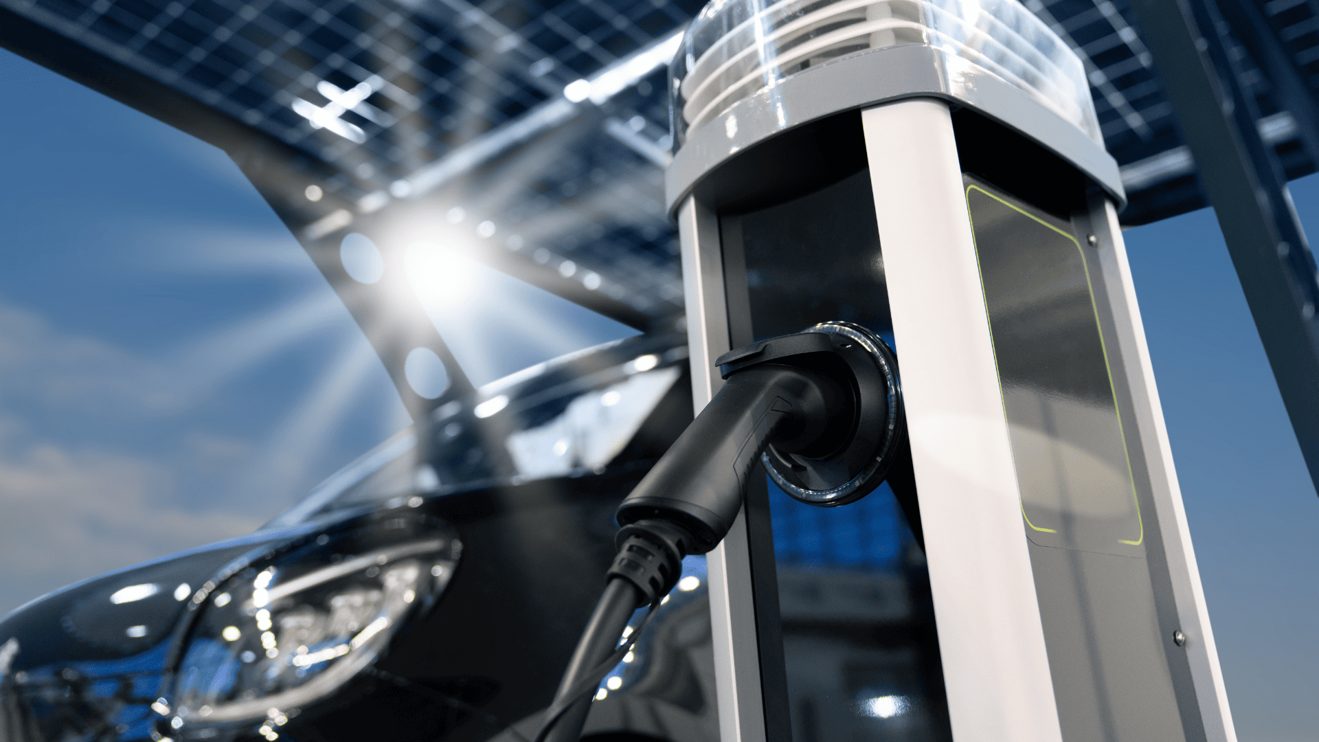 Coche eléctrico cargando en estación de recarga bajo paneles solares