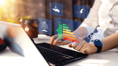 Imagen conceptual de eficiencia energética con iconos digitales flotando sobre un portátil, incluyendo ahorro, energía solar, reducción de CO₂ y clasificación energética.
