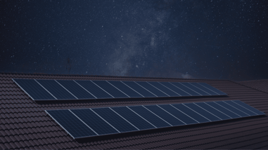 Paneles solares instalados en un tejado bajo un cielo estrellado.