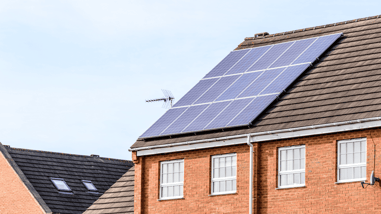Paneles solares instalados en el tejado de una vivienda, generando energía renovable para el hogar.