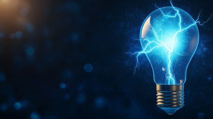 Bombilla encendida con rayos eléctricos en su interior sobre fondo azul oscuro