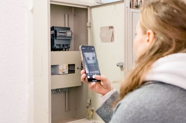 Persona haciendo una foto al contador de luz con el móvil