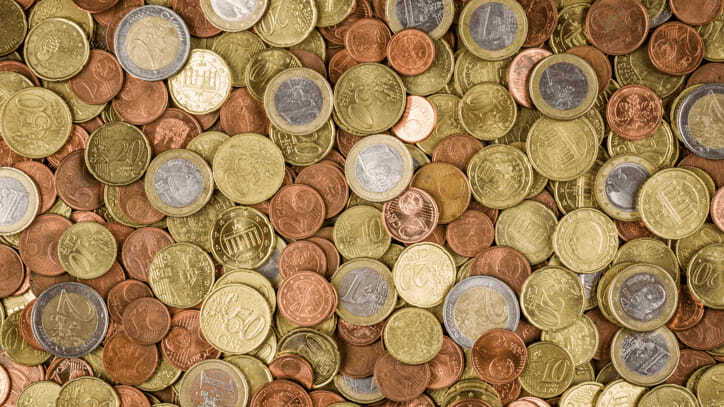 Montón de monedas de euro de diferentes denominaciones
