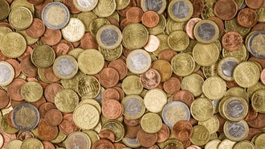 Montón de monedas de euro de diferentes denominaciones