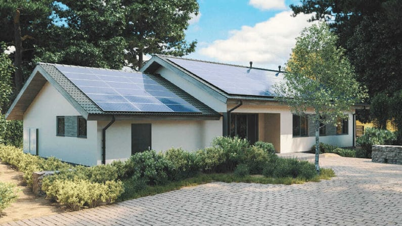 Casa moderna con paneles solares en el tejado