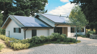 Casa moderna con paneles solares en el tejado rodeada de árboles y jardín