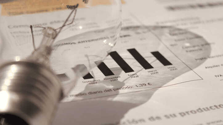 Bombilla junto a factura