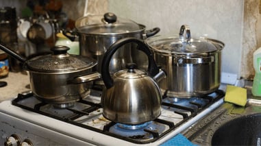 Cocinando en 4 ollas a la vez en cocina con gas