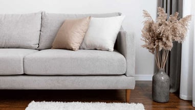 Cojines encima de un sofá