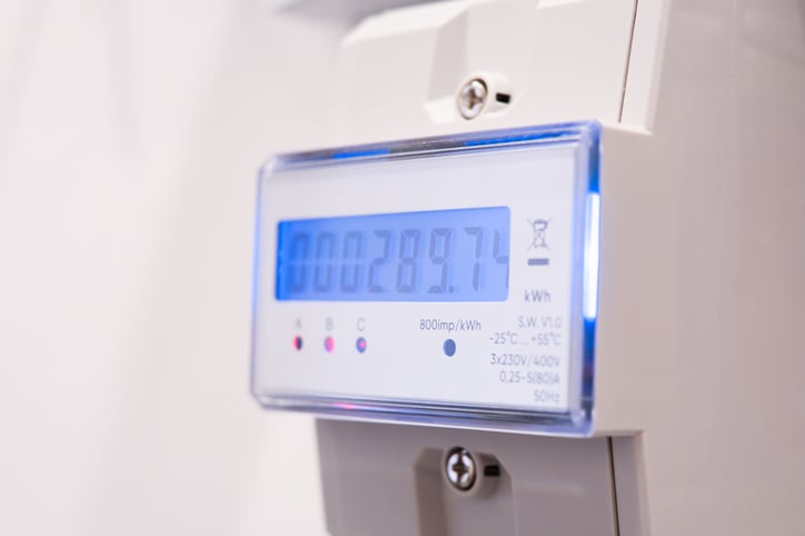 Contador digital de electricidad con pantalla retroiluminada