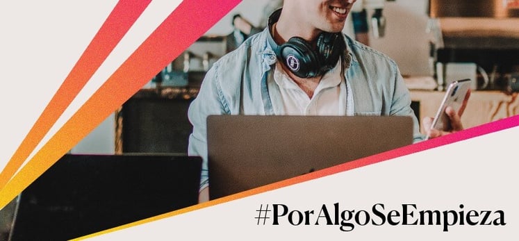 Persona con auriculares trabajando en un portátil con el texto #PorAlgoSeEmpieza