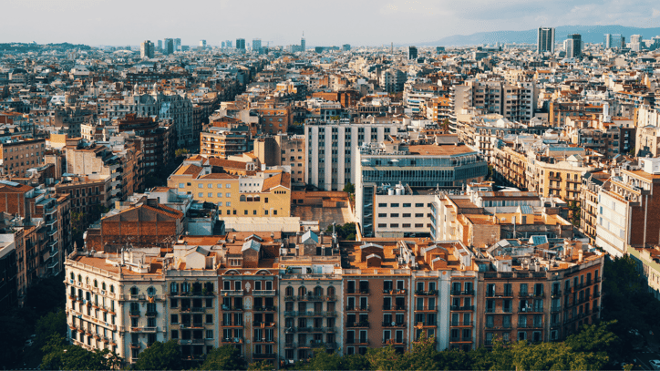 Vista panorámica de edificios residenciales en una ciudad al atardecer