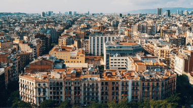Vista panorámica de edificios residenciales en una ciudad al atardecer
