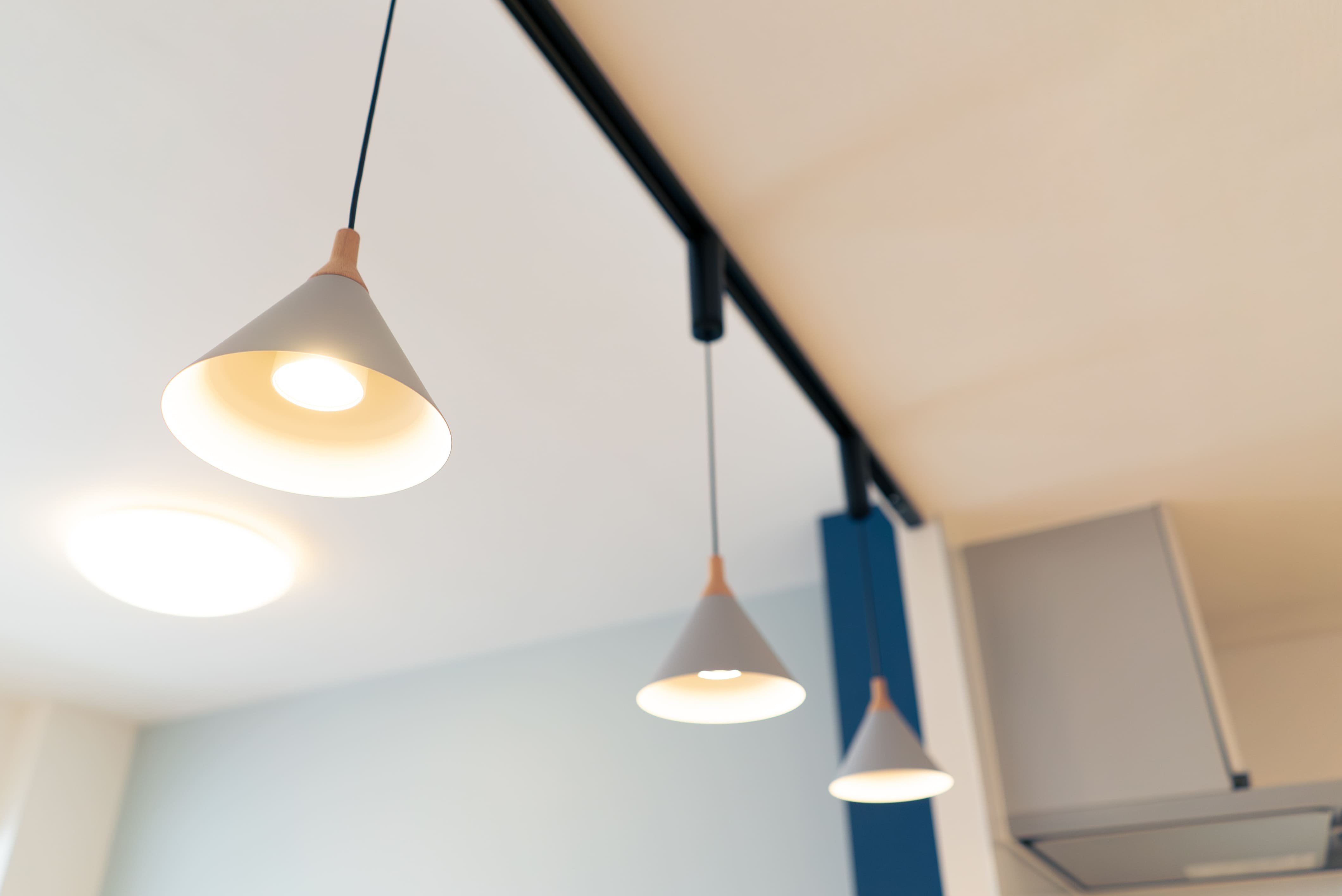 Lámparas colgantes modernas encendidas en el techo de una cocina