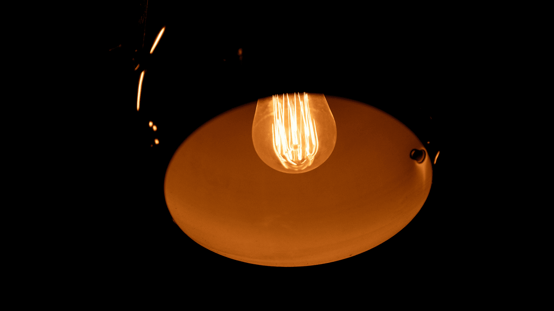 Lámpara encendida en la oscuridad