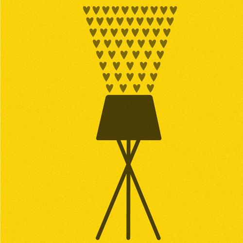 Lámpara encendida proyectando corazones sobre fondo amarillo
