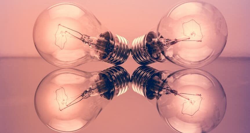 cuatro bombillas LED