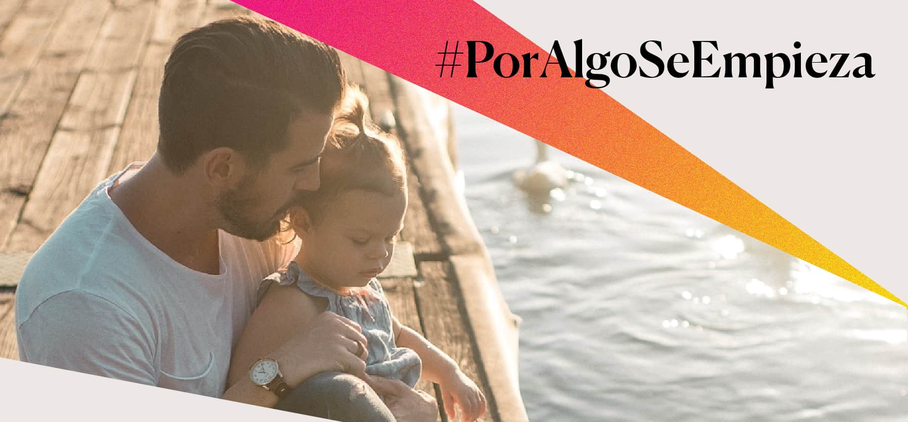 Padre con su hija sobre un muelle de madera mirando al agua, con la frase '#PorAlgoSeEmpieza' superpuesta