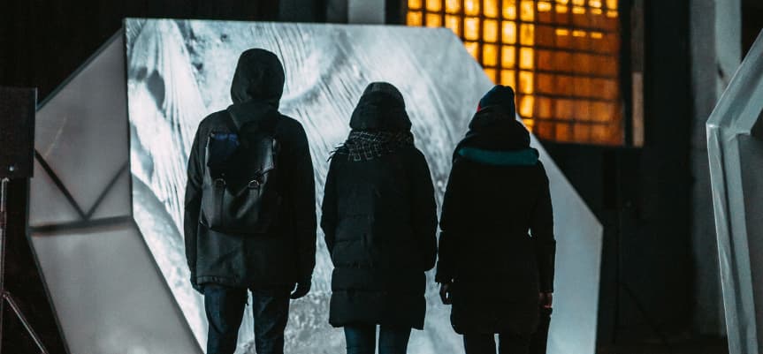 Tres personas con chaqueta de espalda