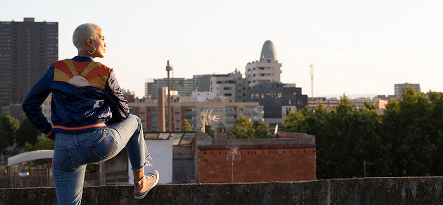 Mujer pelo corto mirando puesta de sol