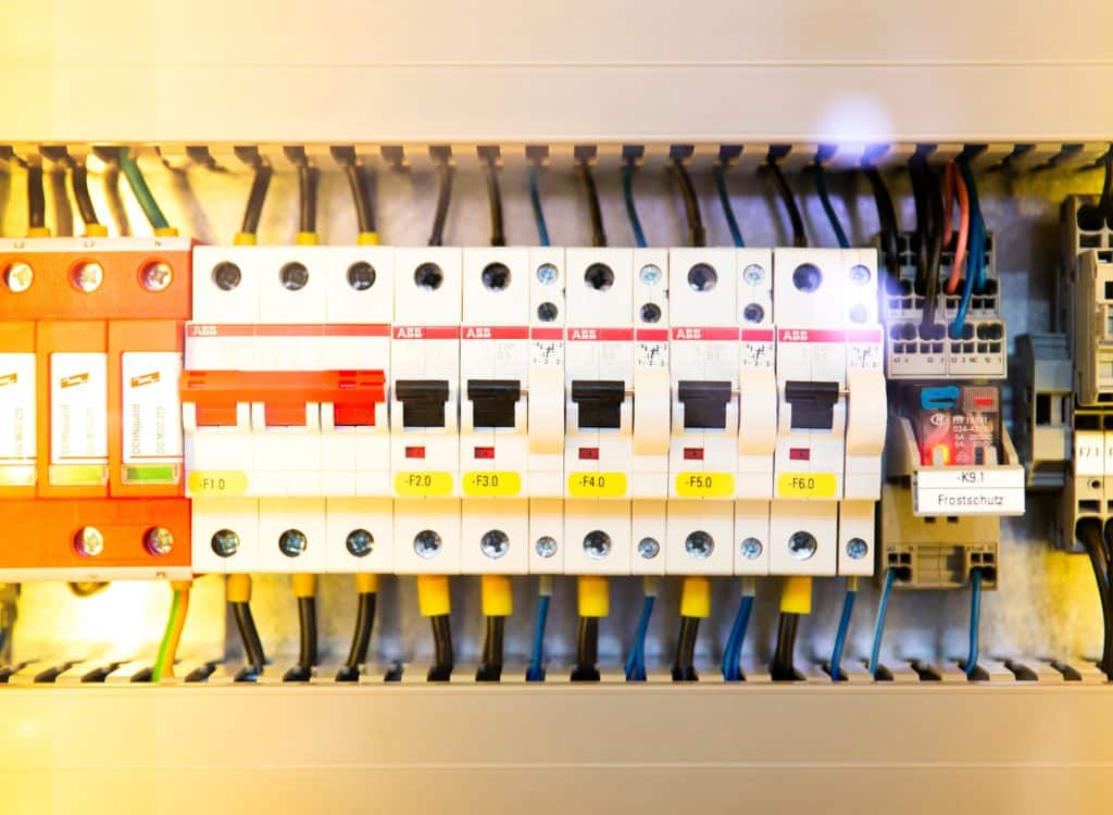 Cuadro eléctrico con interruptores automáticos y cableado organizado