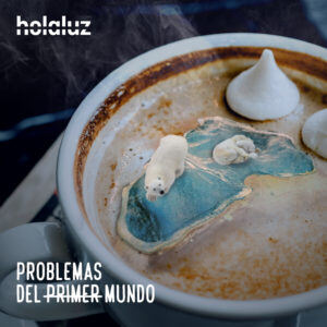 Osos polares en un café simulando el deshielo con mensaje de Holaluz