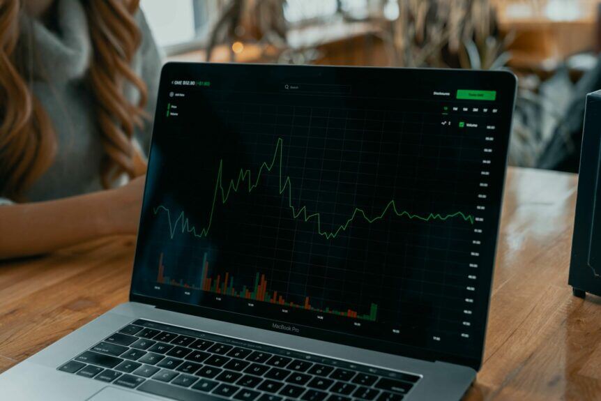 Pantalla de un portátil con un gráfico de mercado financiero en un entorno de oficina