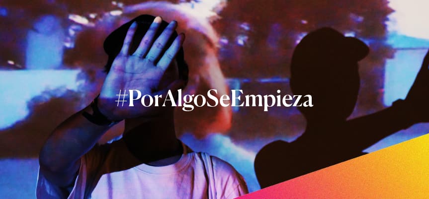 Chico tapándose la cara a contraluz con el texto sobrepuesto #PorAlgoSeEmpieza