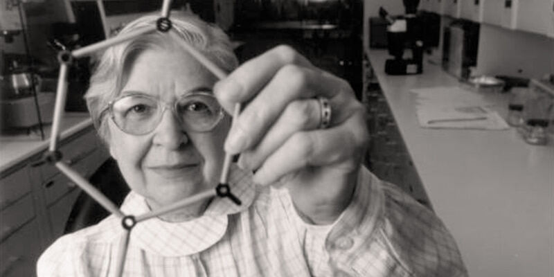 Stephanie Kwolek en blanco y negro