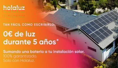 Casa blanca con tejado cubierto de placas solares y el texto '0€ de luz durante 5 años' superpuesto