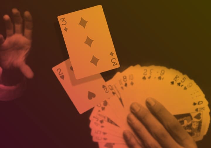 Truco de magia con cartas en movimiento en el aire