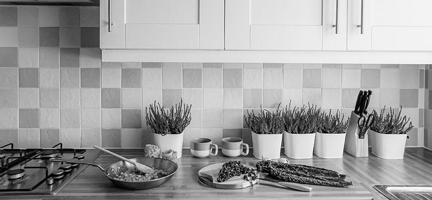 Encimera de una cocina con alimentos en proceso de preparación