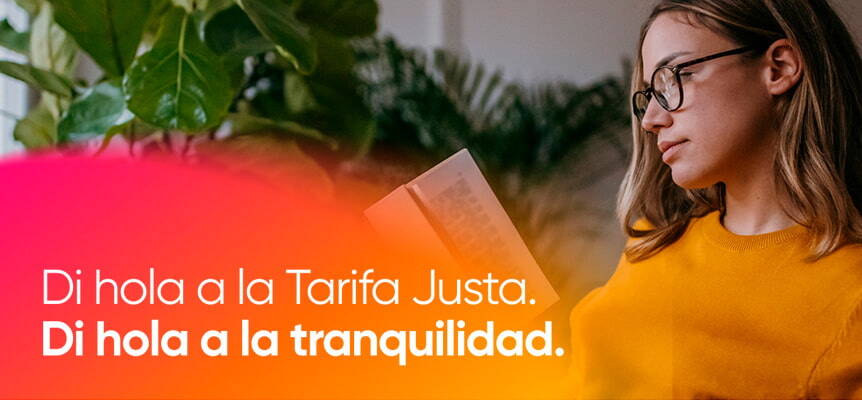Mujer leyendo un libro con una frase superpuesta que dice: 'Di hola a la Tarifa Justa, Di hola a la tranquilidad'