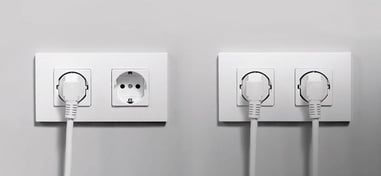 Cuatro enchufes, tres con cables conectados y uno sin cable