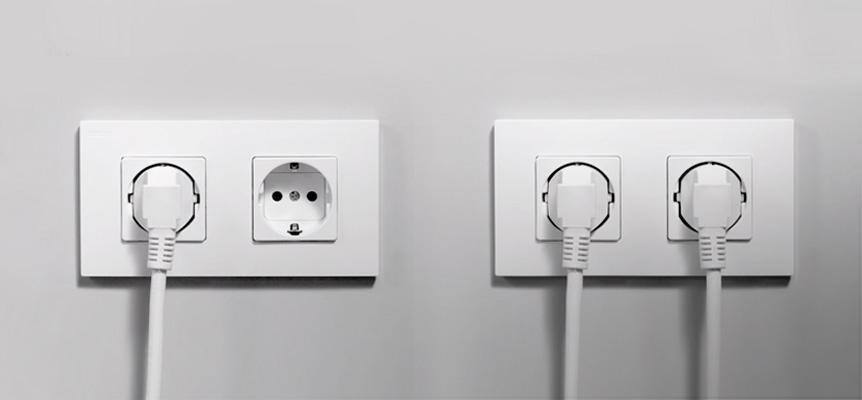 Cuatro enchufes eléctricos con tres cables conectados