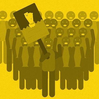 Ilustración de una multitud sosteniendo un cartel con la imagen de una persona.