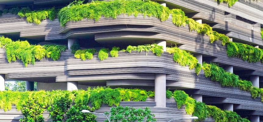 Balcón de un edificio con abundantes plantas y vegetación