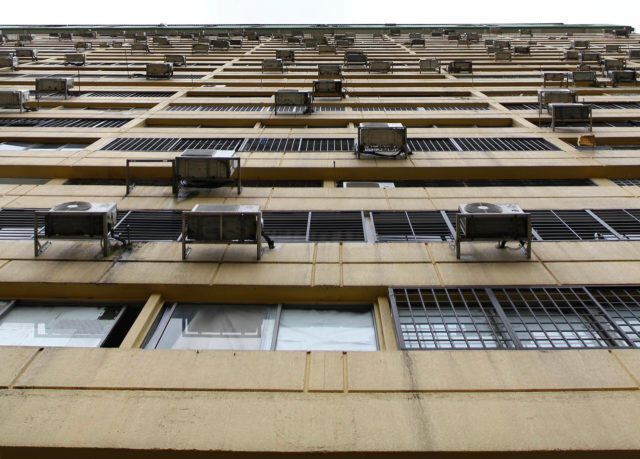 Pared interior de un edificio con múltiples equipos externos de aire acondicionado instalados