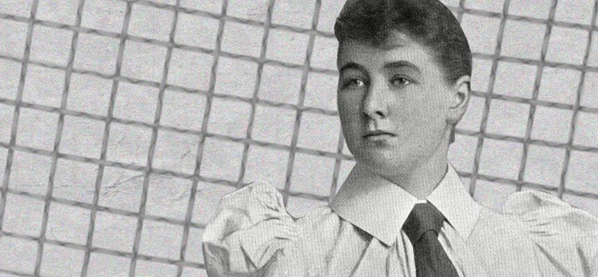 Retrato de Charlotte Coope en blanco y negro de una mujer con blusa de mangas abullonadas y corbata