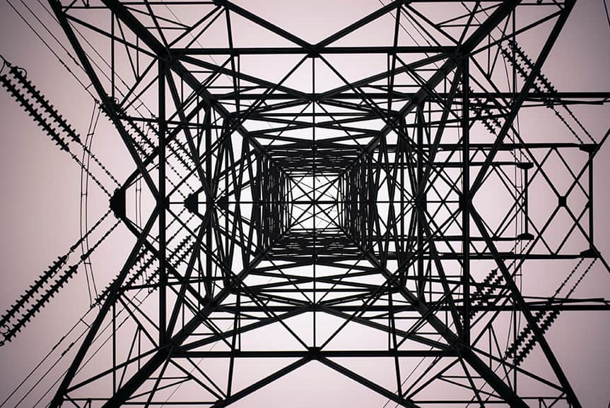 Vista contrapicado de torre eléctrica