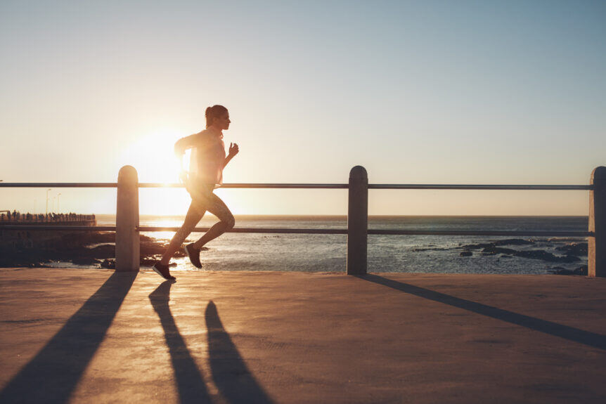 Persona corriendo al atardecer junto al mar