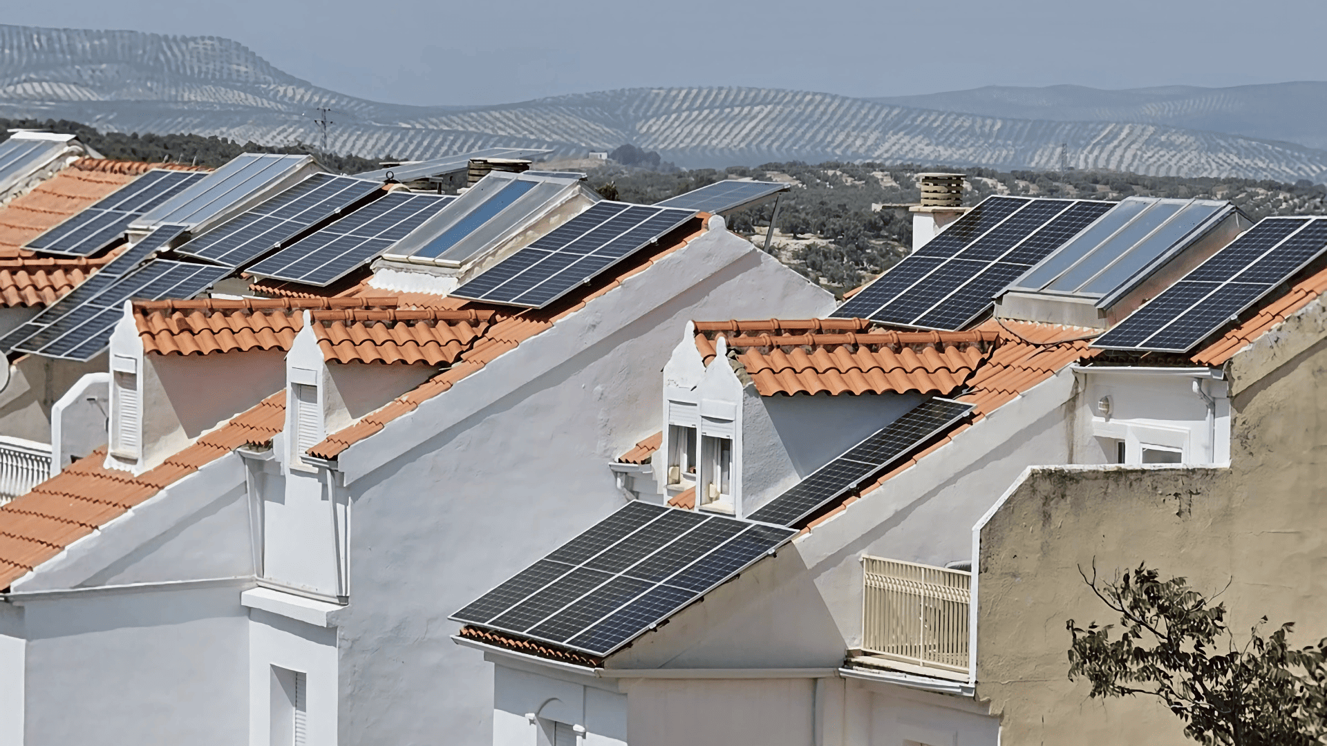 Tejados de varias viviendas con paneles solares instalados, ejemplo de generación de energía renovable a nivel residencial