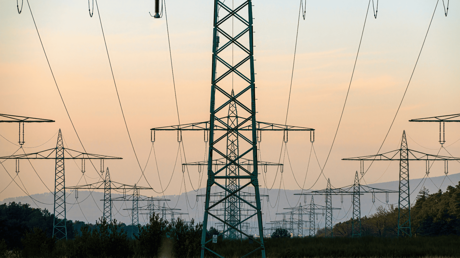 Torres de alta tensión y líneas eléctricas en paisaje natural, infraestructura de transporte de electricidad.