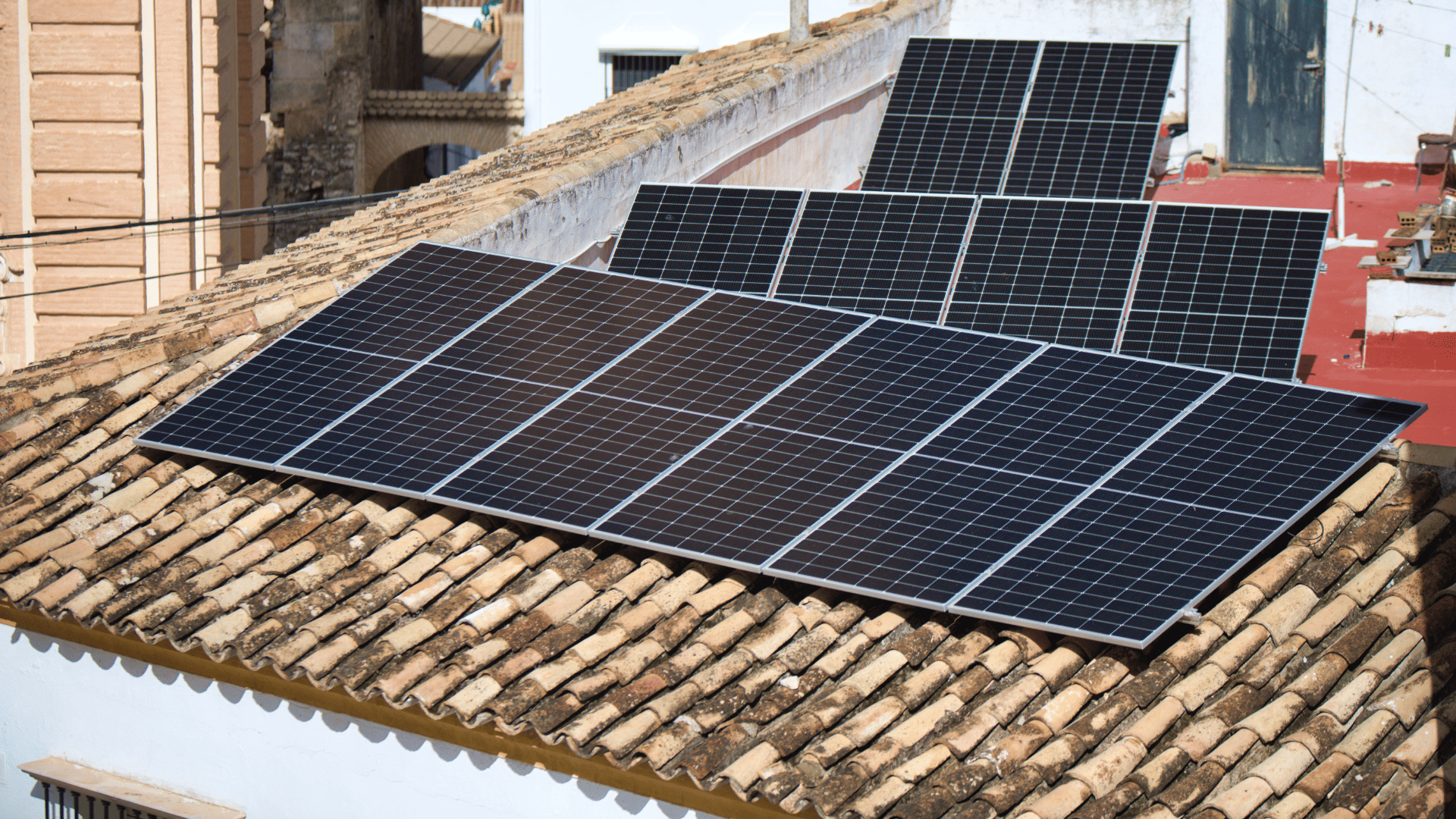 Placas solares instaladas en el tejado de una vivienda.