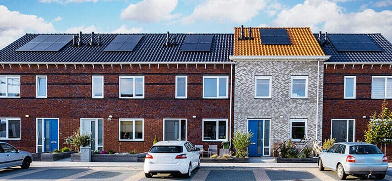 Fila de casas adosadas con paneles solares en los tejados