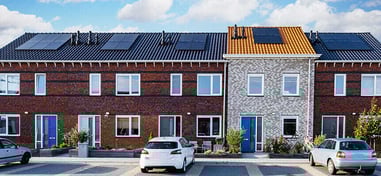Fila de casas adosadas con paneles solares en los tejados