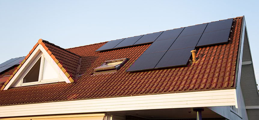 Decidir cuál es la más adecuada para ti, o si conviene combinarlas, es crucial para maximizar el ahorro y la eficiencia de tu instalación. Este artículo te guiará a través de una comparativa de baterías solares para que tomes la mejor decisión.