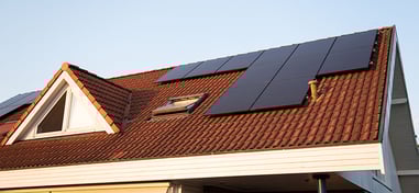 Placas solares en el tejado