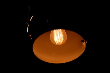 Lámpara encendida en la oscuridad